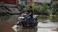 Ketinggian banjir mencapai 30 cm.  