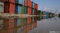 Selain itu, BPBD menyiapkan lokasi pengungsian beserta prasarana pendukung penanganan banjir. Semua itu disiapkan di wilayah rawan sehingga siap difungsikan membantu masyarakat jika sewaktu-waktu banjir melanda.  