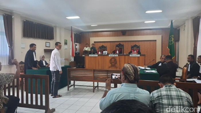 Persidangan terdakwa kasus UU ITE warga Karimunjawa, Jepara sekaligus aktivis lingkungan Daniel Frits Maurits Tangkilisan digelar dengan agenda pembacaan eksepsi di Pengadilan Negeri Jepara, Selasa (20/2/2024).