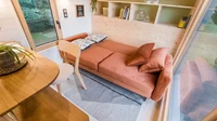 Sofa yang berada di ruang tamu tersebut bisa diubah menjadi kasur tambahan untuk 2 orang. Di kedua dinding ruangan ini juga memiliki jendela yang lebar sehingga penerangannya maksimal. Foto: Kurt CyberGuy Knutsson
