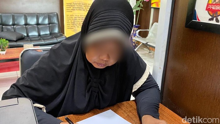 Sri Mulyani saat melapor kasus penipuan yang dialaminya di ruang SPKT Polrestabes Palembang
