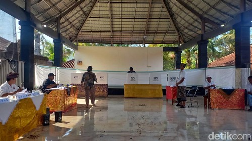 Suasana PSU di TPS 5 Desa Temukus, Kecamatan Banjar, Kabupaten Buleleng, Bali, Selasa (20/2/2024). (Made Wijaya Kusuma)