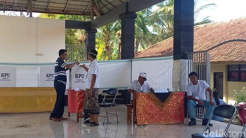 Suasana PSU di TPS 5 Desa Temukus, Kecamatan Banjar, Kabupaten Buleleng, Bali, Selasa (20/2/2024). (Made Wijaya Kusuma)