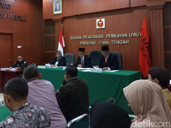 Suasana sidang perdana laporan tim paslon 01 AMIN di Bawaslu Jateng, Selasa (20/2/2024).