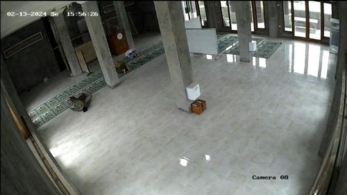 Tangkapan layar video saat salah satu anggota badan adhoc Pemilu 2024 meninggal saat sedang salat di masjid sebelum hari pencoblosan.