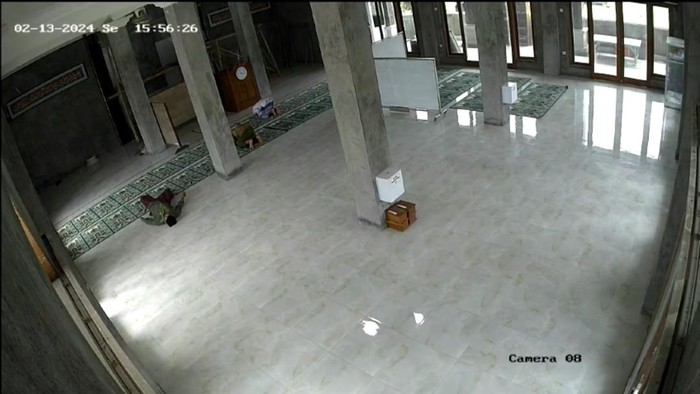 Tangkapan layar video saat salah satu anggota badan adhoc Pemilu 2024 meninggal saat sedang salat di masjid sebelum hari pencoblosan.