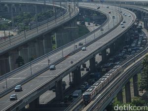Kondisi Lalin Tol Layang MBZ Arah Cikampek Lancar Sabtu Jelang Siang Ini