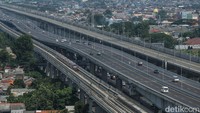 Kendaraan melintas di Tol Layang MBZ, Bekasi, Selasa (20/2/2024).
