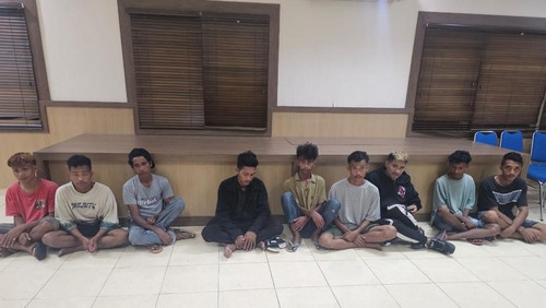 Para pemuda yang terlibat perkelahian di Jalan Denpasar-Singaraja, Desa Werdi Bhuwana, diamankan di Polres Badung, Senin malam. (Foto istimewa)