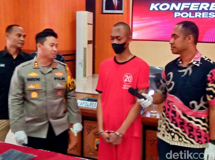 Tersangka kasus penembakan menggunakan air gun saat dihadirkan di konferensi pers Mapolres Klaten, Jawa Tengah, Selasa (20/2/2024).