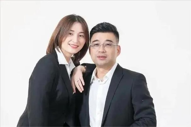 Punya banyak anak, bagaimana Tian Dongxia dan Zhao Wenlong akan menghidupi buah hati mereka? Saat ini uang bukanlah masalah untuk keduanya. Zhao Wenlong merupakan pengusaha, pemilik bisnis Wanzheng Group. Istrinya, Tian Dongxia bekerja sebagai general manager di perusahaan yang sama. Foto: dok. Keluarga Douyin Zhao Wanlong