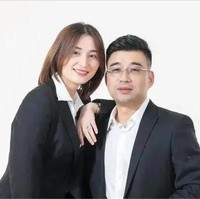 Punya banyak anak, bagaimana Tian Dongxia dan Zhao Wenlong akan menghidupi buah hati mereka? Saat ini uang bukanlah masalah untuk keduanya. Zhao Wenlong merupakan pengusaha, pemilik bisnis Wanzheng Group. Istrinya, Tian Dongxia bekerja sebagai general manager di perusahaan yang sama. Foto: dok. Keluarga Douyin Zhao Wanlong