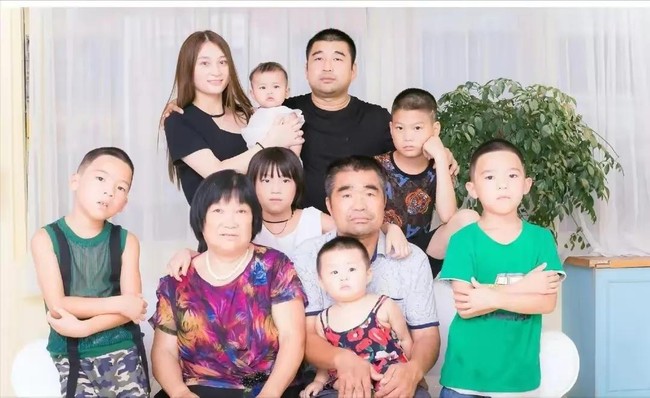 Tian Dongxia dan Zhao Wenlong saat ini sudah punya sembilan anak. Keduanya berencana untuk menambah tiga lagi agar jumlah anak mereka 12 sesuai dengan banyaknya shio. Foto: dok. Keluarga Douyin Zhao Wanlong