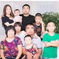 Tian Dongxia dan Zhao Wenlong saat ini sudah punya sembilan anak. Keduanya berencana untuk menambah tiga lagi agar jumlah anak mereka 12 sesuai dengan banyaknya shio. Foto: dok. Keluarga Douyin Zhao Wanlong