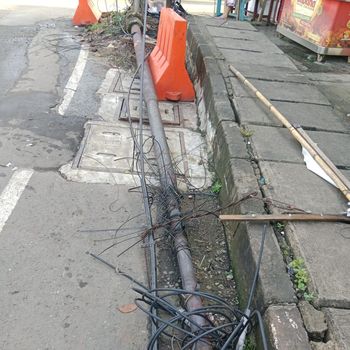 Tiang berkabel di Jalan Raya KSU, Sukmajaya, Depok, Jawa Barat (Jabar) roboh pagi tadi. Lalu lintas (lalin) di lokasi sempat mengalami kemacetan. (dok ist)