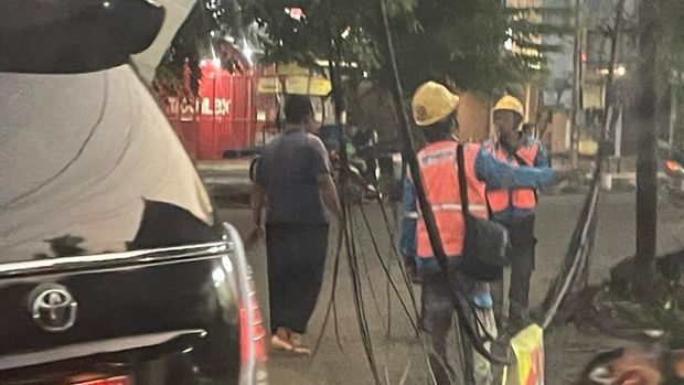Tiang berkabel di Jalan Raya KSU, Sukmajaya, Depok, Jawa Barat (Jabar) roboh pagi tadi. Lalu lintas (lalin) di lokasi sempat mengalami kemacetan. (dok ist)