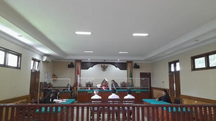 Tiga terdakwa pemerkosa bocah 7 tahun di Kecamatan Sawan, Buleleng jalani sidang tuntutan di PN Singaraja, Senin (29/1/2024). (Istimewa)