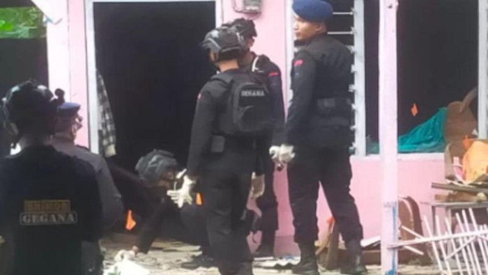 Tim Jihandak  Polda Jatim Selidiki Ledakan di Rumah KPPS Pamekasan