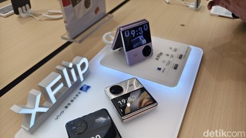Selanjutnya ada ponsel layar lipat Vivo X Flip dengan desain layar eksternal yang cukup unik dibandingkan kompetitornya. Foto: Virgina Maulita Putri/detikINET