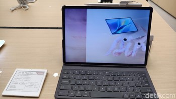 Vivo Pad Air yang harganya lebih terjangkau dan dilengkapi stylus juga dapat ditemukan di toko ini. Foto: Virgina Maulita Putri/detikINET