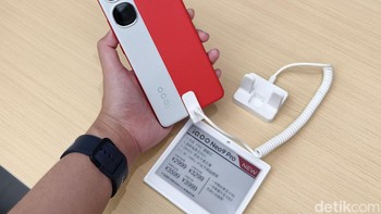 Selain ponsel Vivo toko ini juga menyediakan ponsel iQOO. Salah satunya iQOO Neo9 Pro yang tidak dijual di Indonesia. Foto: Virgina Maulita Putri/detikINET
