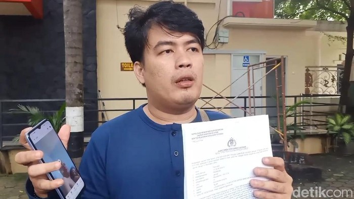 Tom Jaka melaporkan istrinya ke polis karena diduga berselingkuh dengan pria lain.