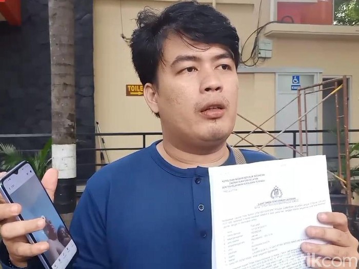 Tom Jaka melaporkan istrinya ke polis karena diduga berselingkuh dengan pria lain.