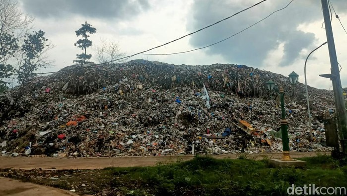 Tumpukan sampah di depan RTH TPAS Pasirsembung