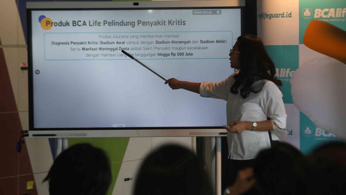 Direktur & Chief Distribution Officer (CDO) - Ibu Eva Agrayani, Presiden Direktur & Chief Executive Officer (CEO) - Ibu Christine Setyabudhi, Direktur & Chief Compliance Officer (CCO) - Ibu Sukawati Lubis, Chief Financial Officer (CFO) – Ibu Sheila Jamila Natadiningrat meluncurkan produk asuransi BCA Life Pelindung Penyakit Kritis di Jakarta, Selasa (20/2/2024).