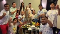 Kelompok motor bapak-bapak satu ini juga tak pernah kehabisan kejenakaannya. Walaupun hanya sekadar makan malam santai, ada baju bertema tie dye yang dikenakan. Foto: Instagram/theprediksi_