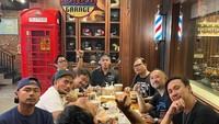 Andre Taulany, selaku ketua The Prediksi, juga sering menyambut teman-temannya. Showroom pribadi bisa disulap menjadi tempat makan yang nyaman untuk anggota The Prediksi. Foto: Instagram/theprediksi_