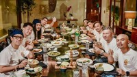 Restoran yang nyaman dengan hidangan yang lezat selalu menjadi pilihan terbaik. Malam itu, Vincent Rompies tampak tersenyum tipis duduk di samping Gading Marten. Foto: Instagram/theprediksi_