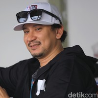 Presenter sekaligus musisi Vincent Rompies termasuk artis yang sangat tertutup soal kehidupan keluarga. Tak hanya wajah anak-anaknya, potret sang istri pun nyaris tak pernah muncul di media sosial. Di akun Instagram pribadinya, Vincent lebih sering membagikan aktivitas seputar pekerjaan atau kebersamaannya dengan teman-teman. Foto: Rachman_punyaFOTO