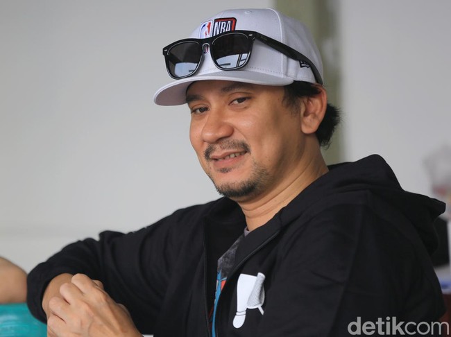 Presenter sekaligus musisi Vincent Rompies termasuk artis yang sangat tertutup soal kehidupan keluarga. Tak hanya wajah anak-anaknya, potret sang istri pun nyaris tak pernah muncul di media sosial. Di akun Instagram pribadinya, Vincent lebih sering membagikan aktivitas seputar pekerjaan atau kebersamaannya dengan teman-teman. Foto: Rachman_punyaFOTO