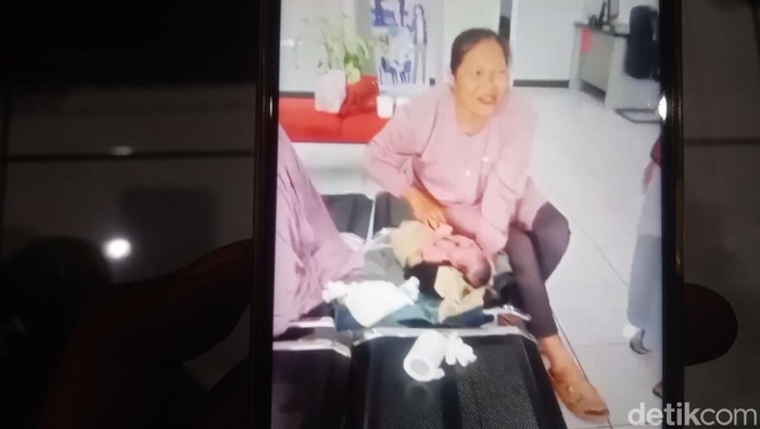 Viral ibu hamil di salah satu kantor bank Subang.