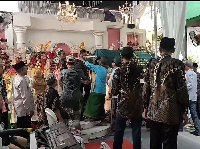 Viral pengantar jenazah lewat saat resepsi pernikahan