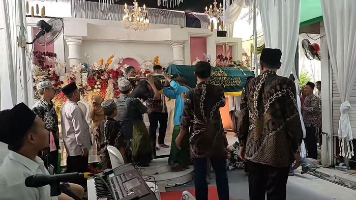 Viral pengantar jenazah lewat saat resepsi pernikahan