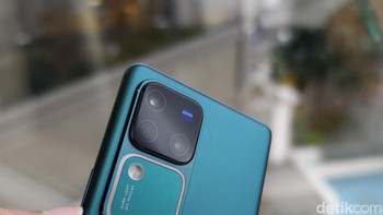Dari hasil observasi, Vivo V30 Pro memiliki desain modul kamera baru yang cukup unik. Varian yang dijajal detikINET hadir dalam pilihan warna hijau kebiruan. Foto: Virgina Maulita Putri/detikINET