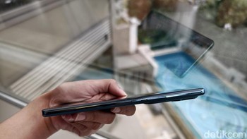 Vivo V30 Pro juga memiliki desain layar yang melengkung di sisi kanan dan kiri. Foto: Virgina Maulita Putri/detikINET