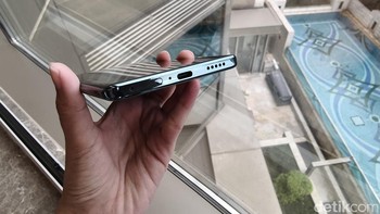 Di bagian bawah terdapat port USB-C yang ditemani speaker dan slot Dual-SIM. Foto: Virgina Maulita Putri/detikINET