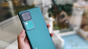 Ini dia Vivo V30 Pro yang membawa desain baru di bagian belakangnya. detikINET berkesempatan mencoba Vivo V30 Pro sebelum peluncuran resminya. Foto: Virgina Maulita Putri/detikINET