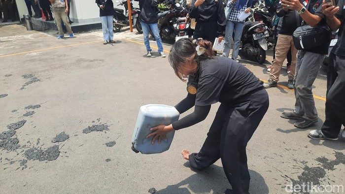 Warga tumpahkan limbah tambak udang dalam aksi demo di depan PN Jepara, Selasa (20/2/2024).