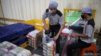 Satuan beras yang dikirim berukuran 5 kg untuk kebutuhan rumah tangga. 