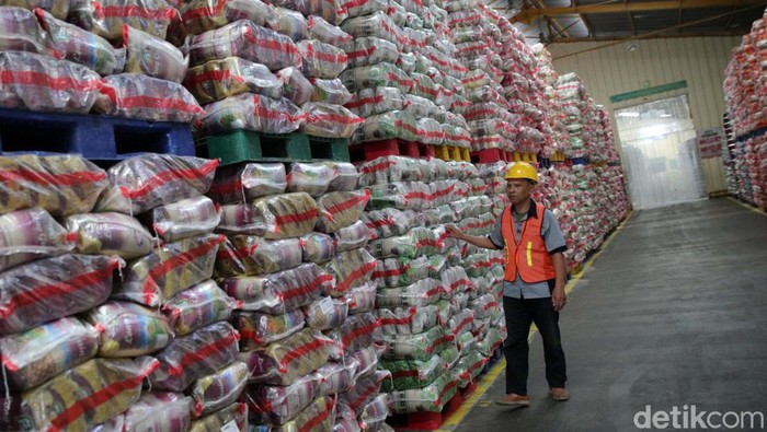 Sebanyak 15.000 ton beras premium dilepas dari gudang beras di Jakarta. Beras ini akan mengisi toko ritel modern se-Jabodetabek.