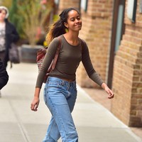 Malia sendiri sejak awal menunjukkan ketertarikan di bidang film. Ia bahkan sudah mulai magang di serial Extant sejak usia 15 tahun dan serial Girls pada usia 17.  Malia bisa dibilang cukup berbakat dalam dunia film. Ia pernah memenangkan beasiswa dari rumah produksi Harvey Weinstein. Wanita itu juga sempat bekerja sebagai staf penulis di acara Swarm. Foto: Getty Images/Dia Dipasupil