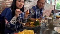 Selain mencicipi soto Lamongan, AHY dan istri juga mencoba nasi boranan. Terdiri atas nasi dengan lauk udang, iwak pe, tahu-tempe, empuk, otak-otak, dan peyek. Foto: Instagram @agusyudhono
