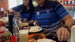 Momen Seru AHY Kulineran di Berbagai Daerah Bareng Jokowi dan Gibran