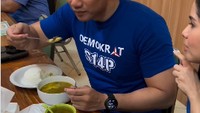 Bersama sang istri, Annisa Pohan, AHY juga mampir ke restoran terkenal di Lamongan untuk menikmati soto. Soto Lamongan Depot Asih Jaya yang dikunjungi oleh keduanya. Mereka menikmati soto ini dengan tambahan koya yang melimpah. Foto: Instagram @agusyudhono