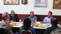 Bersama sang ayah, AHY juga sempatkan mampir mencicipi rawon ketika di Malang, Jawa Timur. Ia mengunjungi Rawon Rampal yang sudah legendaris sejak 1957 dan terkenal sedapnya. Foto: Instagram @agusyudhono