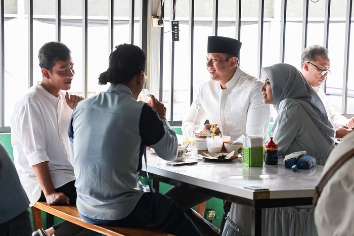 Agus Yudhoyono Agus Yudhoyono (AHY) kulineran di berbagai daerah